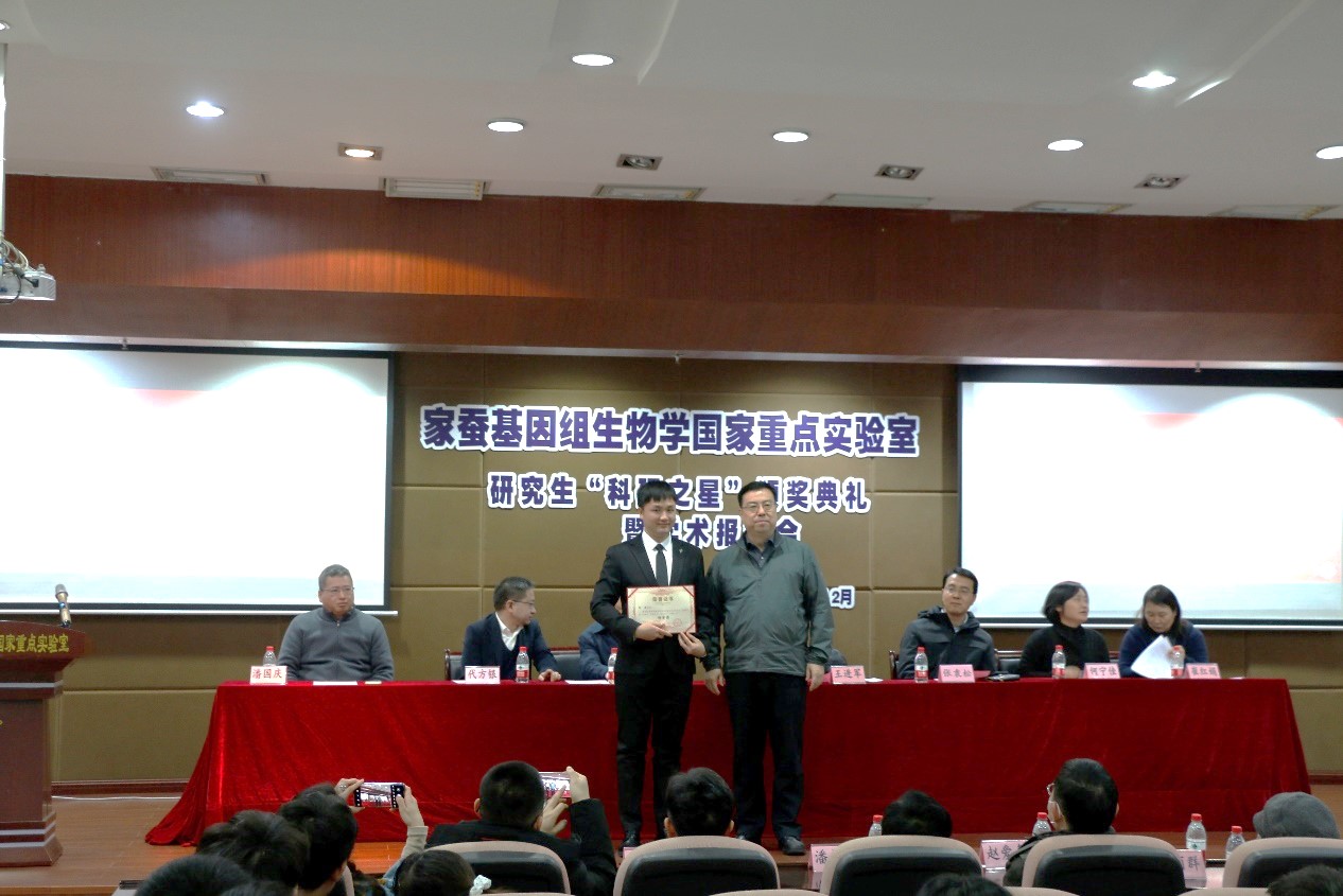 王进军副校长颁发特等